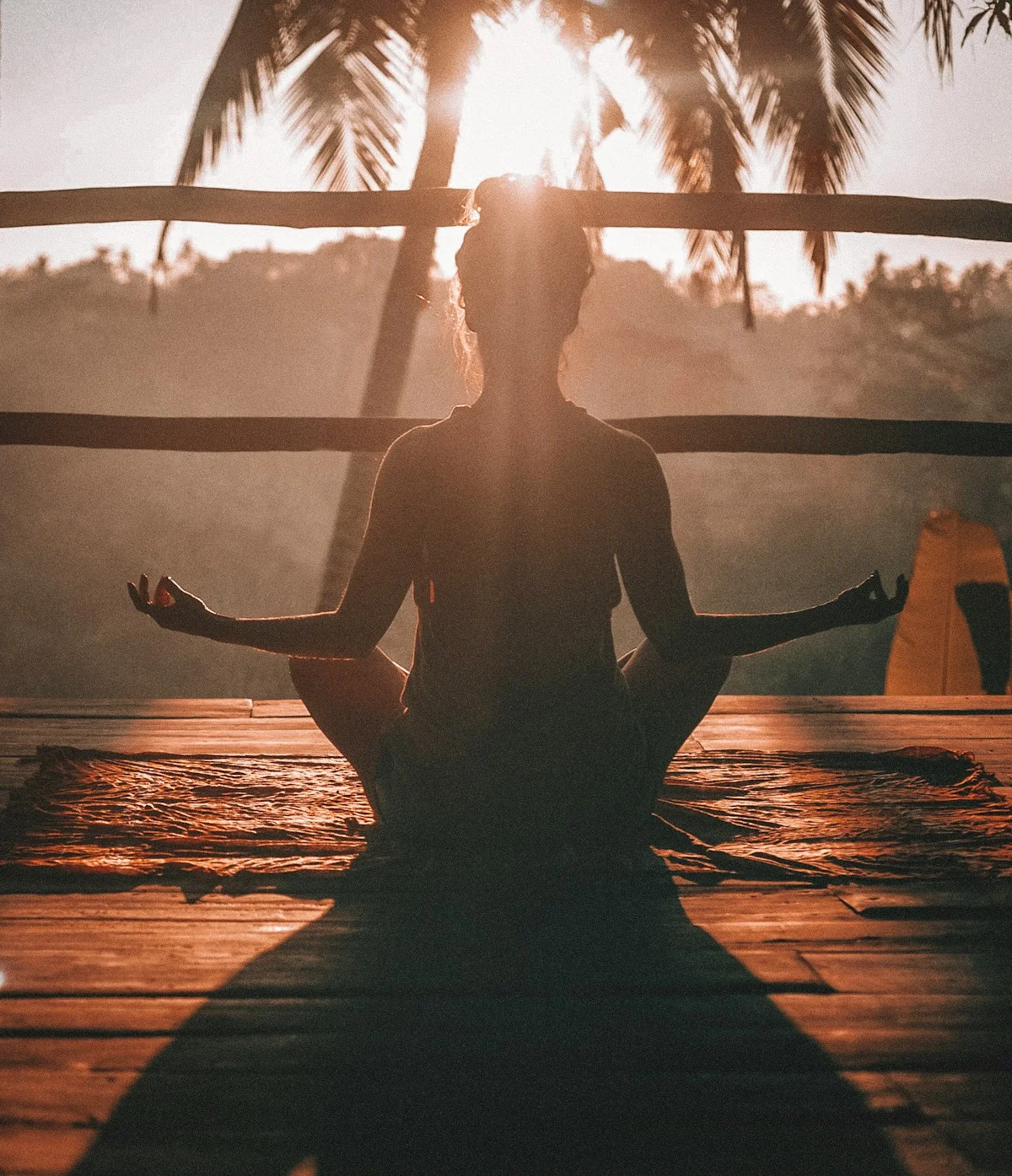 Pessoa em meditação durante uma aula de yoga