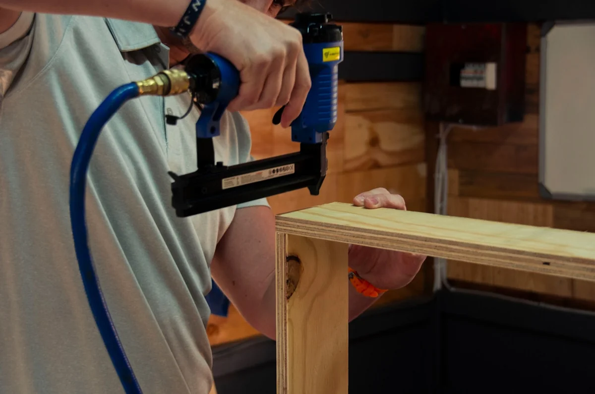 Mechaniker bei der Arbeit am Fahrrad in warmem Werkstattlicht